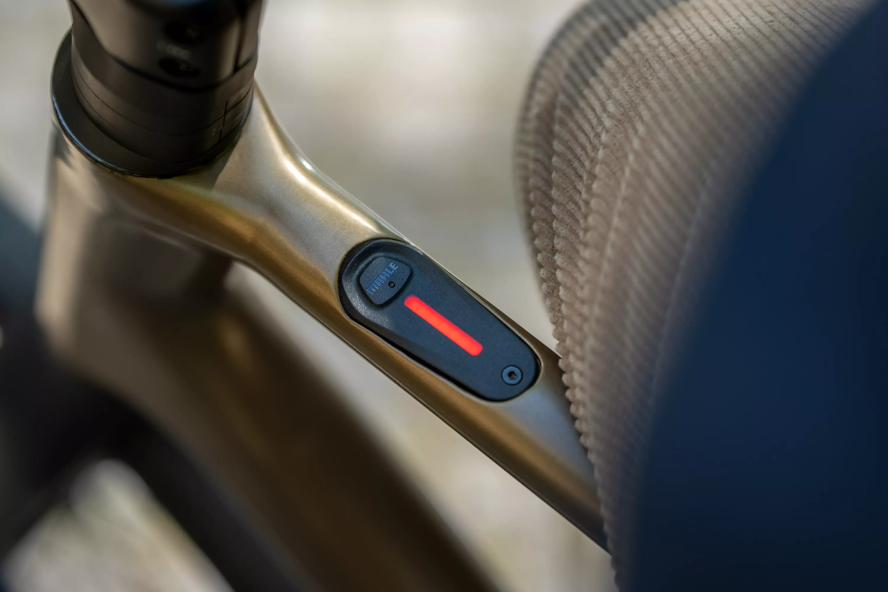 Detailaufnahme des iWoc One des Stadtfuchs Urban E-Bikes in Bronzebraun