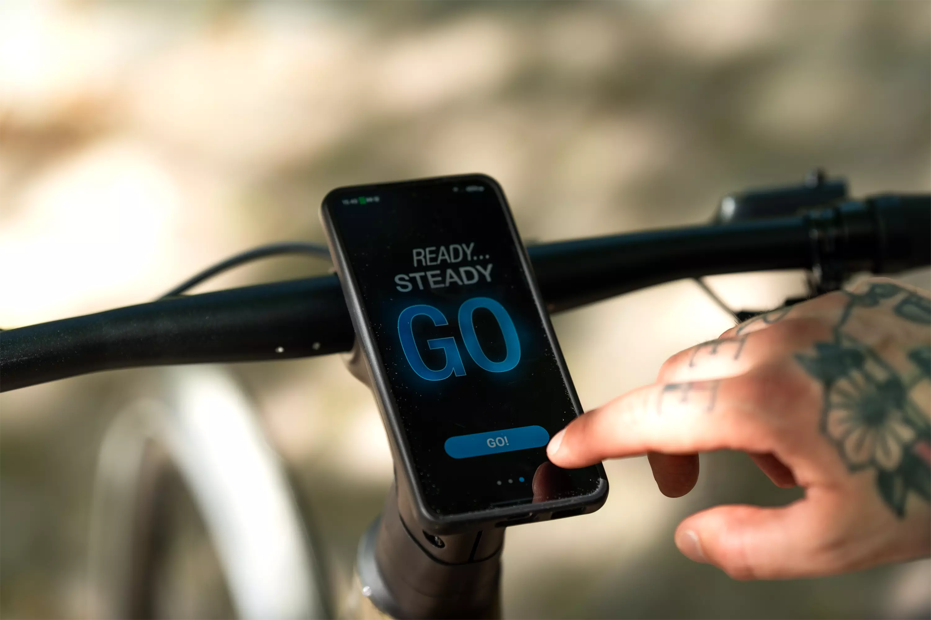 Detailaufnahme einer schlanken Frau, die leicht auf dem Oberrohr des oxidfarbenen E-Bikes Stadtfuchs sitzt