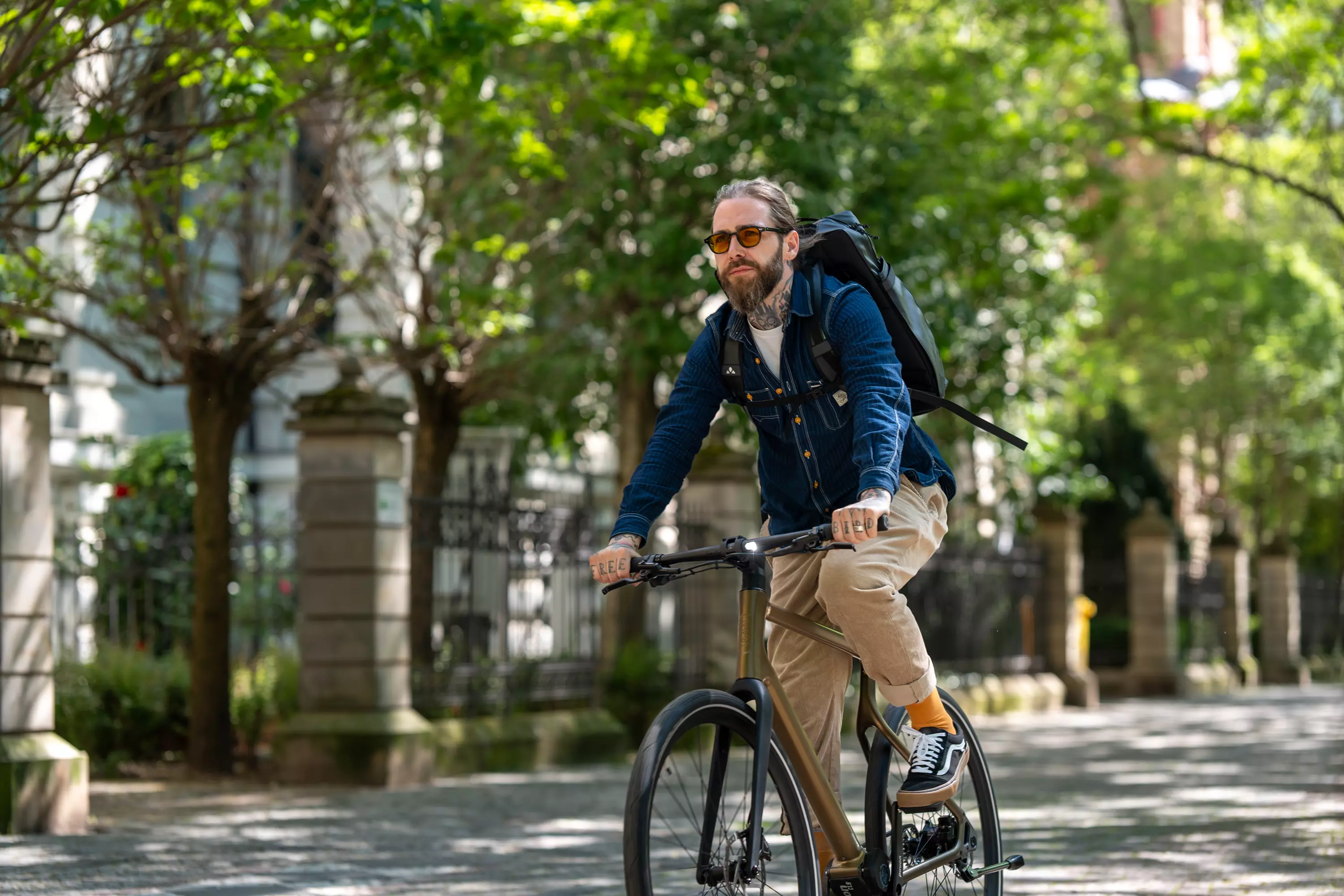 Junger Mann genießt die Fahrt auf seinem Stadtfuchs Urban E-Bike