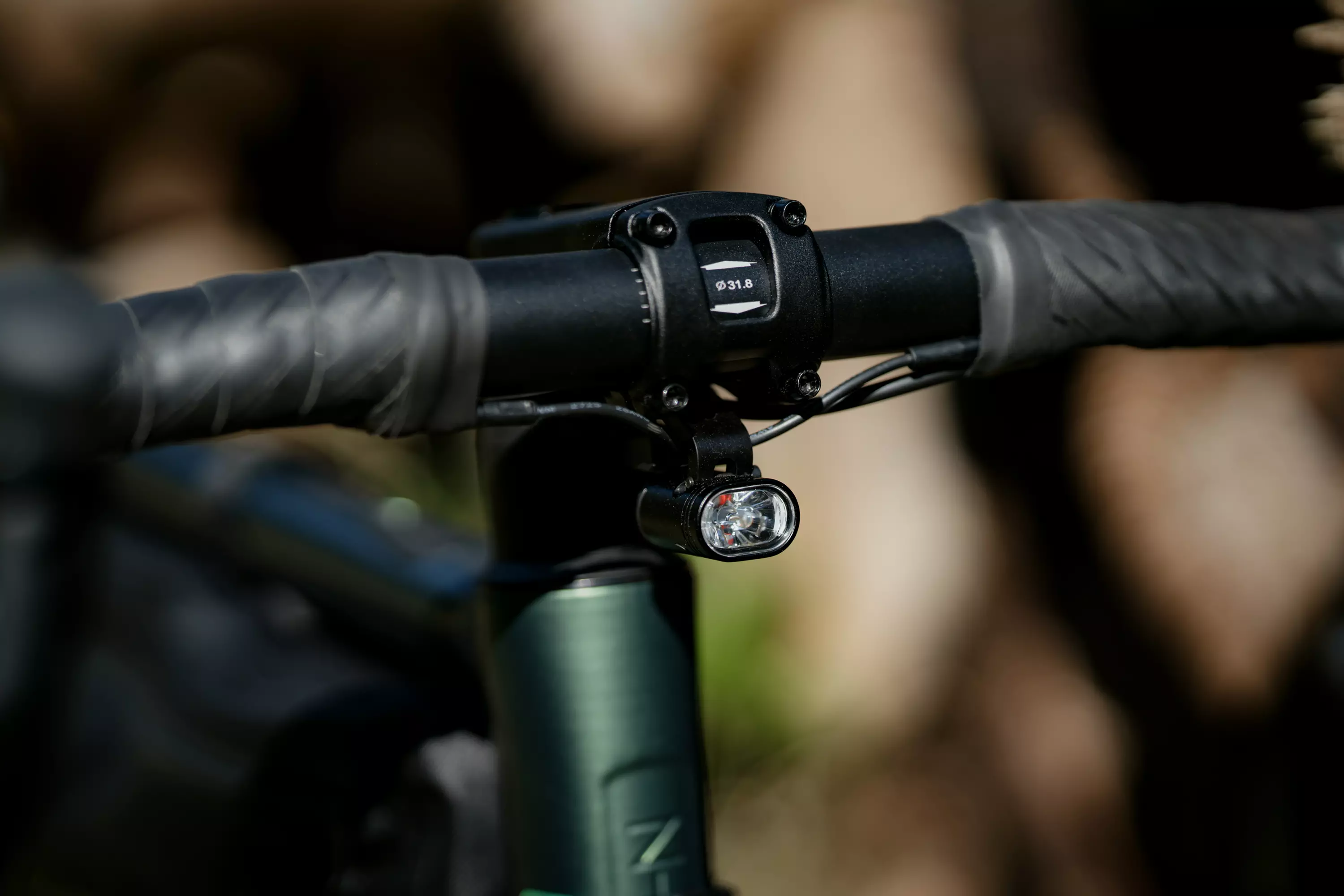 Detailaufnahme des Gravel-Bar Lenkers mit Lichtanlage