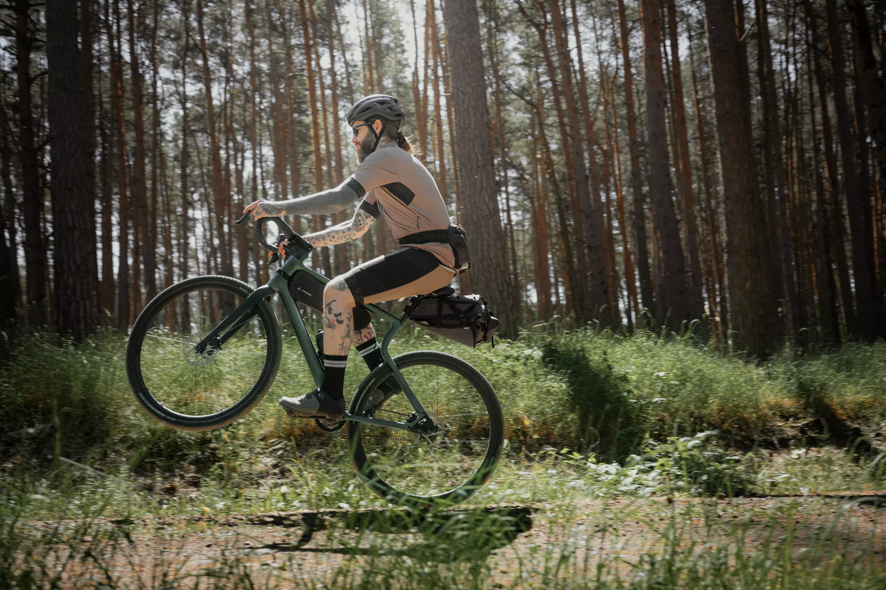 Hintere Seitenansicht des Gravel Bikes Waldwiesel auf dem Asphalt Schwarz