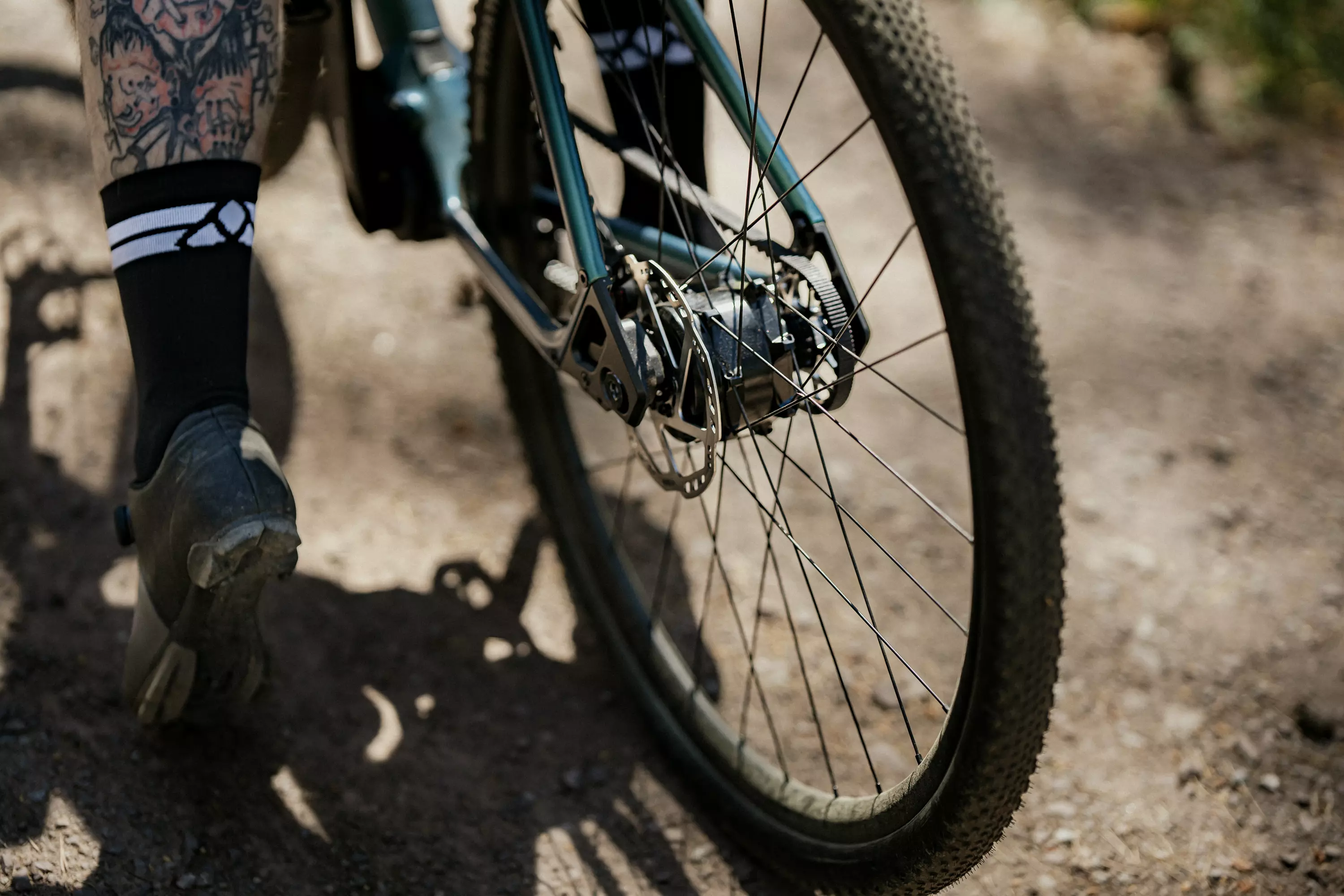 Rückansicht auf Hinterrad und Mahle X20 Motor des Urwahn Waldwiesel Gravel E-Bikes