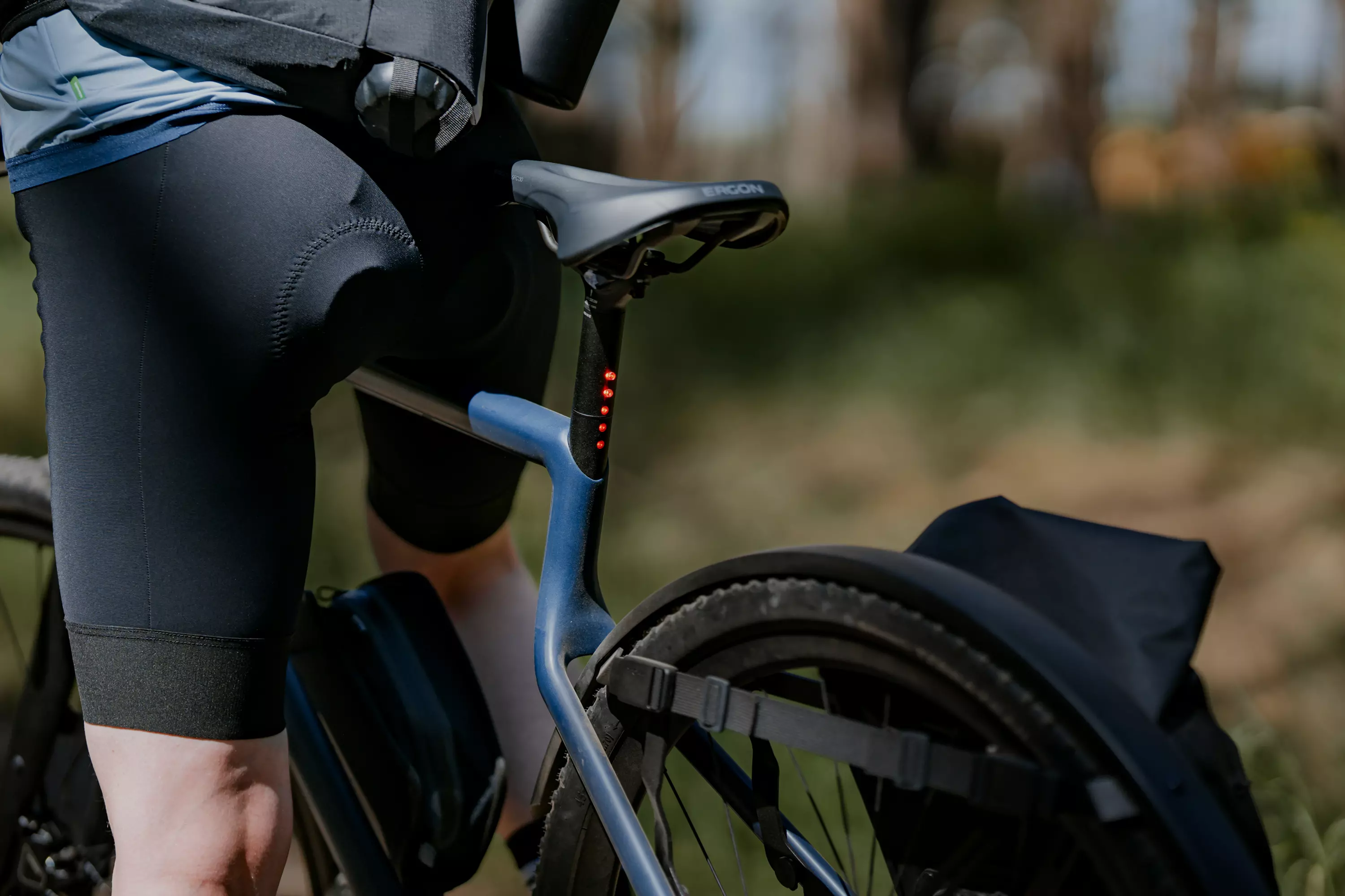 Rückansicht auf das Gravel E-Bike Waldwiesel mit Rücklicht in der Sattelstütze