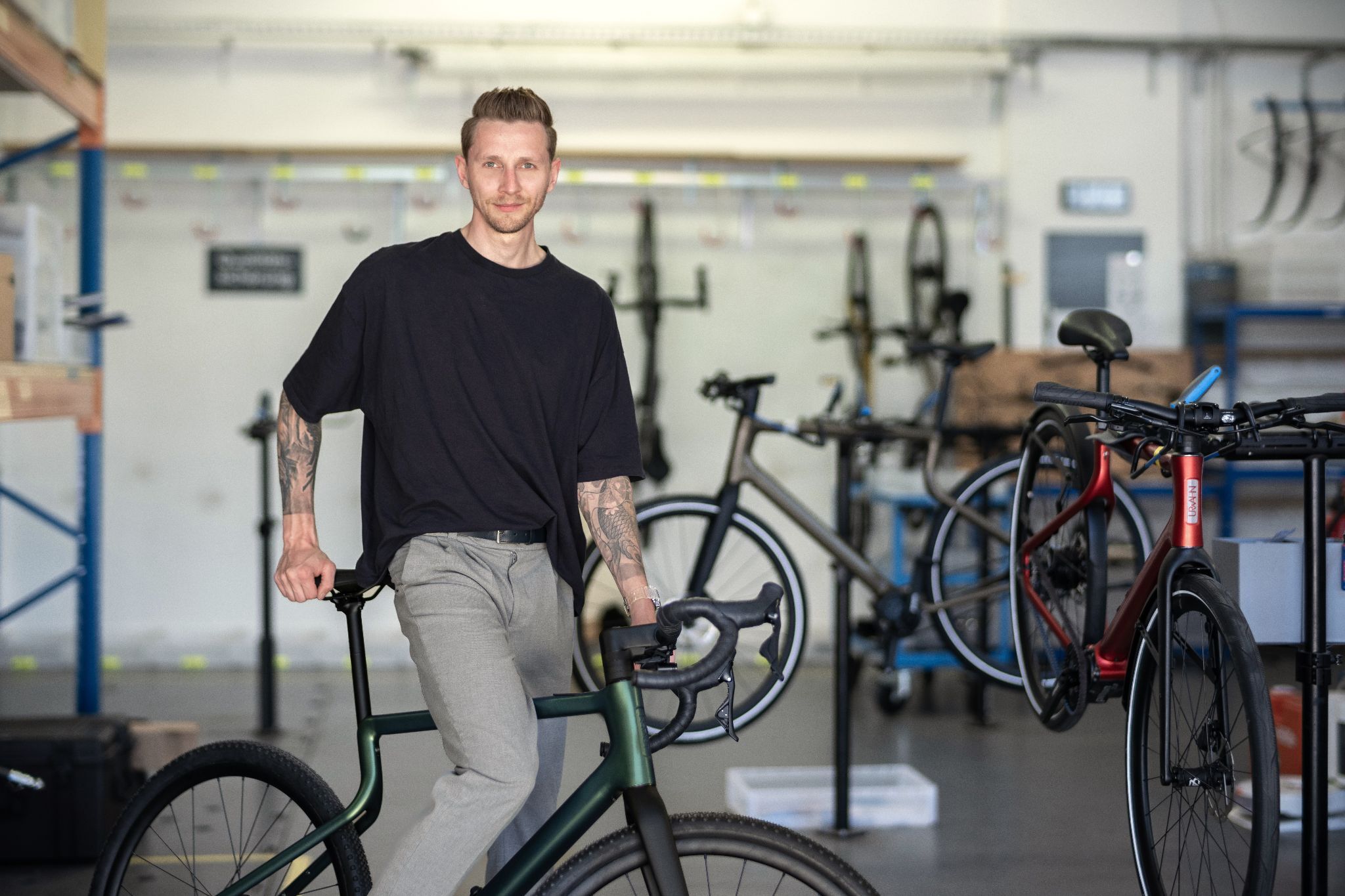 Einblick in die Urwahn Manufaktur mit jeweils drei am Fahrradmontageständer befestigten Rahmen