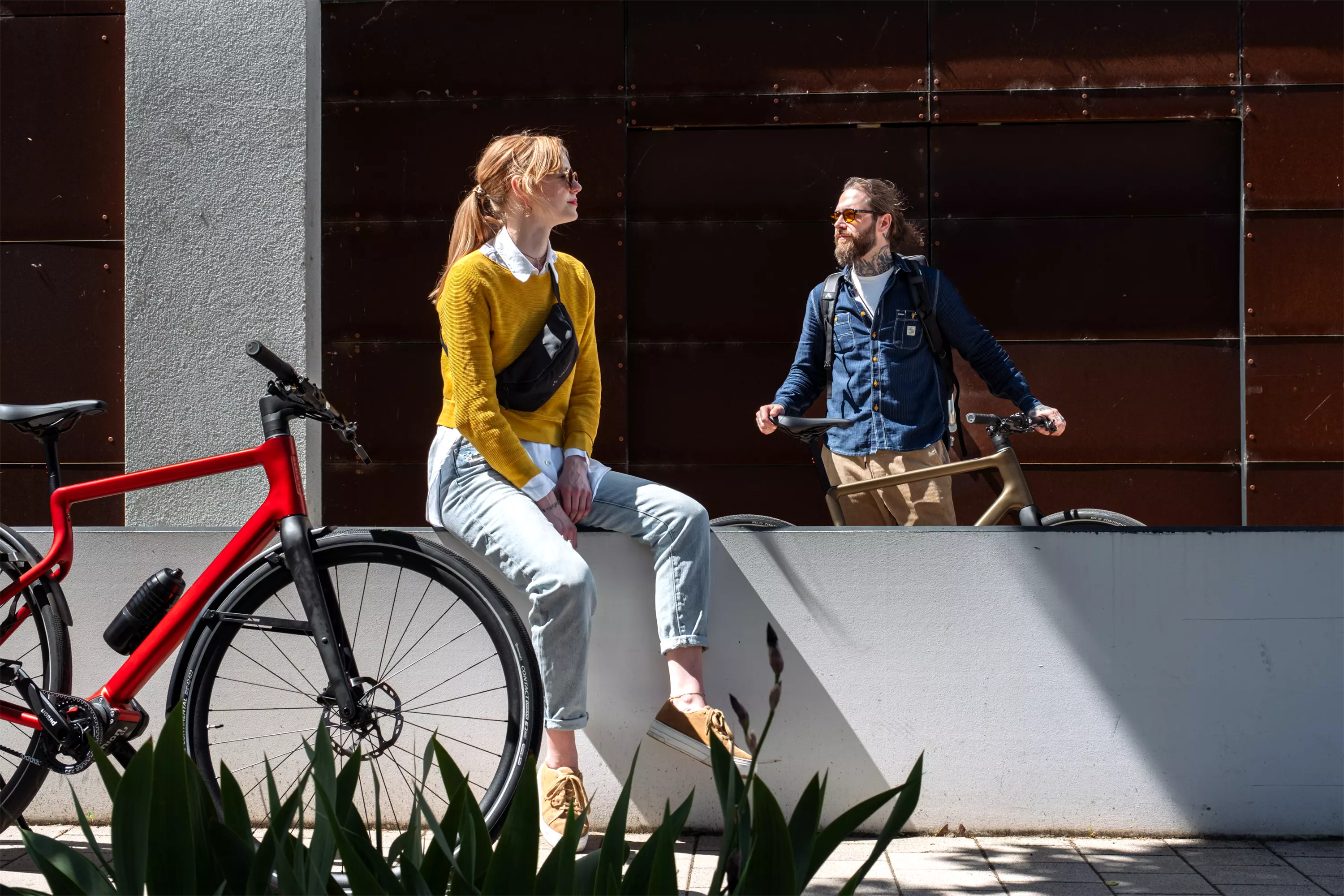 Pärchen chillt mit ihren Stadtfuchs Urban E-Bikes im urbanen Raum