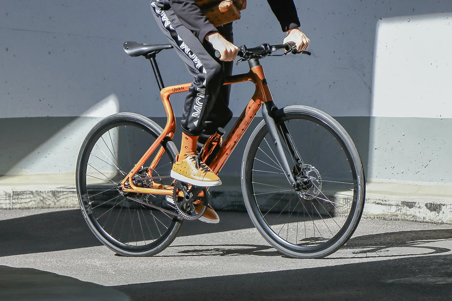 E-Bike Stadtfuchs MCM Edition wird von einem Fahrer die Einfahrt einer Tiefgarage hinaufgefahren